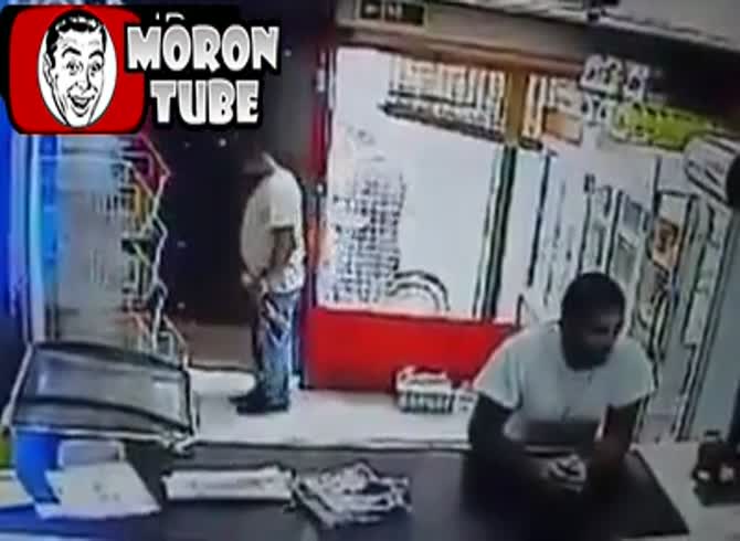 Video :A guy who came to demand money from a trader is shot by the trader
